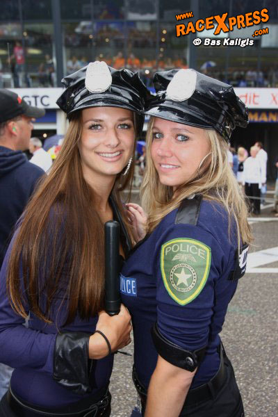 Deze babes hielden de 43.000 bezoekers in toom